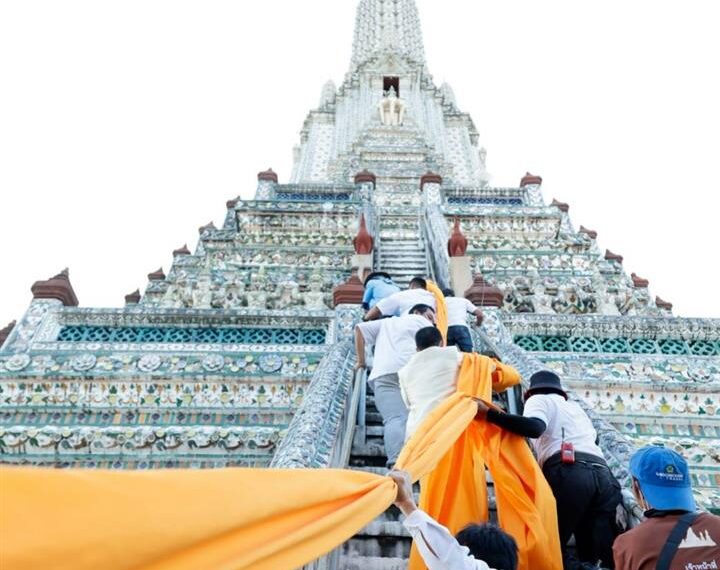 สว.นท นำทีมดารานักแสดงสายบุญร่วมงาน  “ห่มผ้าพระปรางค์วัดอรุณฯ”