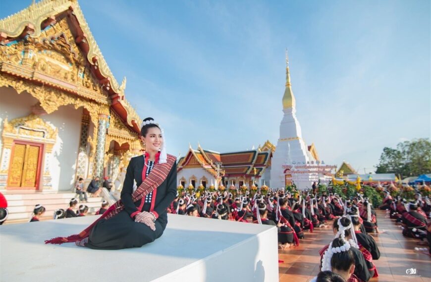 “เมย์-ณัฐพัชร” นางเอกช่อง 8 ร่วมรำภูไทสกลนคร ถวายพระธาตุเชิงชุม