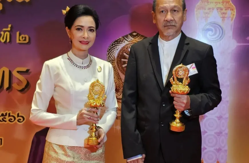 อ๊อฟ พงษพัฒน์ – ปู นาตยา เข้ารับรางวัล ไตรสรณะบูชา พระเสมาสยาม